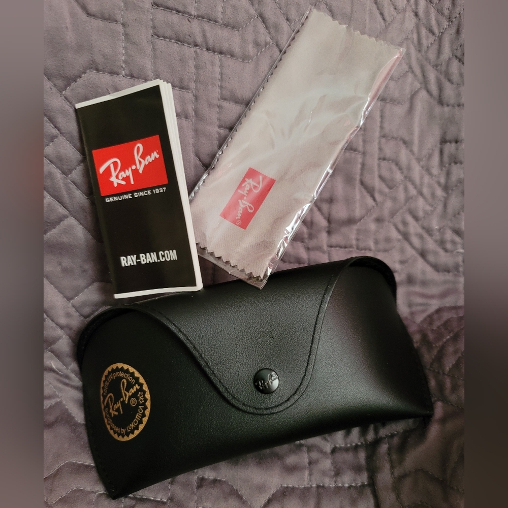 NWOT-Ray Ban eyeglasses/sunglasses Soft Case Snap Close Luxottica Gold Logo